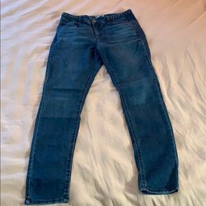 High rise, skinny blue jeans, built in braid belt